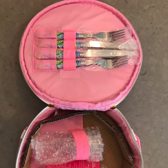 New Lilly Pulitzer picnic set + entertaining items - Picture 4 of 5